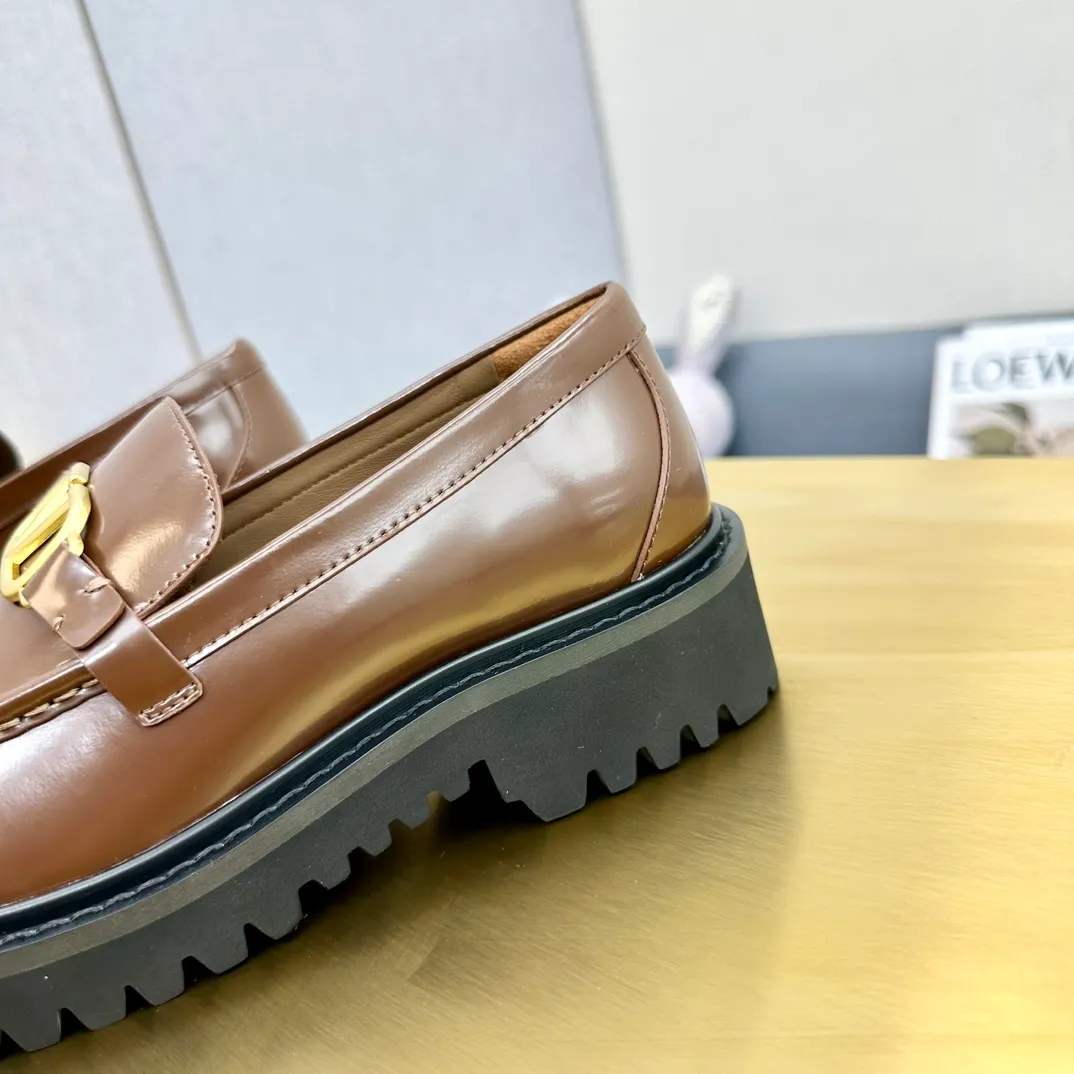 👟👟Ex-factory price 560👟👟 2024【VALENTINO】Valentino's early spring fashionable slip-on loafers are hot new🆕 Versatile style with temperament💃🏻 Slay the whole audience immediately when you put them on [Love] The ultra-simple design is more timeless and attractive! Fashionable and neat feeling, it is a magic tool for increasing your height and slimming down ✨ The shoe collar is specially added with anti-wear latex! You won't feel tired after walking all day long🦶🏻 The upper is made of open-edge beaded cowhide material and paired with a calfskin lining, which is full of texture! 👿Bottom thickness 4.0cm 👿Color: Black Brown 👿Size: 35-40 Factory ready supply